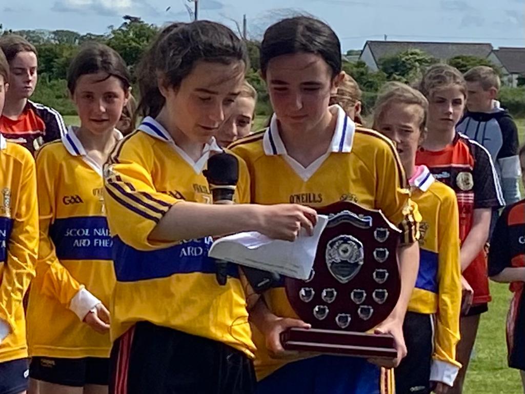 CumannNa's tweet photo. Presentation of the Aoibheann Duffy Memorial Shield for Div.1 Kerry Allianz Cumann na mBunscol champions @AllianzIreland @cnambnaisiunta @Kerry_Official @kerrycamogie #AllianzCumannnamBunscolWeek22 https://t.co/ACMflRZGKr