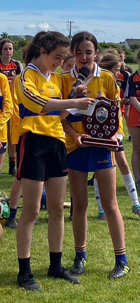 CumannNa's tweet photo. Presentation of the Aoibheann Duffy Memorial Shield for Div.1 Kerry Allianz Cumann na mBunscol champions @AllianzIreland @cnambnaisiunta @Kerry_Official @kerrycamogie #AllianzCumannnamBunscolWeek22 https://t.co/ACMflRZGKr
