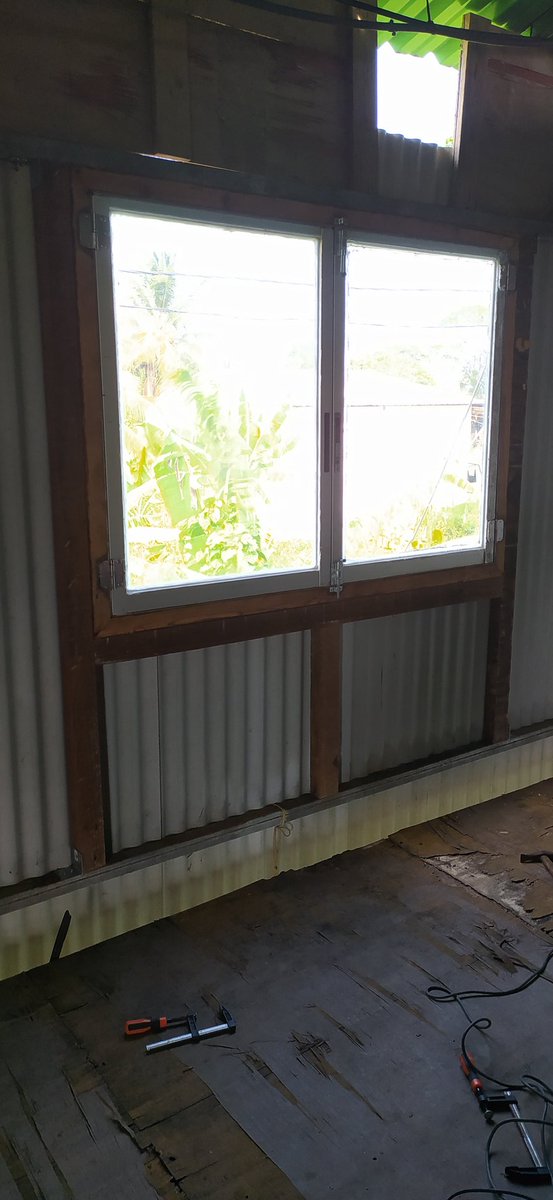 Smart_Islandz's tweet photo. Plusieurs "rippages" de marteau sur le pouce, vissages ratés qui finissent sur l'index et échardes métalliques dans la paume de la main parce-que #DIY est du même champ sémantique que #WTF ! La première fenêtre est montée. Les erreurs de celle-ci rendront les autres plus simples. https://t.co/H2g1bhHbbU