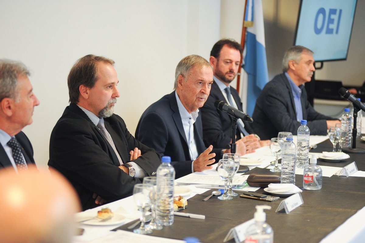 Agradezco la invitación a compartir nuestra mirada sobre política industrial, desarrollo y los principales puntos del modelo de gestión Córdoba, ante destacados empresarios y miembros de la Organización de Estados Iberoamericanos para la Educación, la Ciencia y la Cultura (OEI).