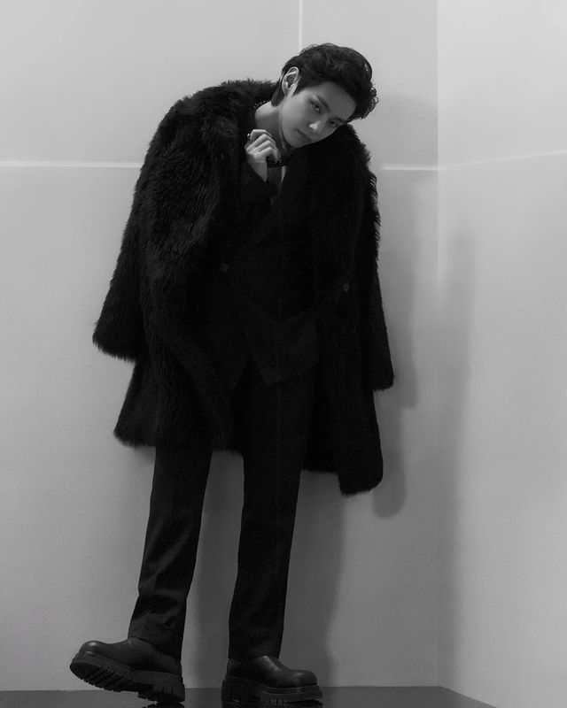 Taehyung_india_'s tweet photo. [IG-THV]
#post_1

The devilish charm Taehyung excuses gives goosebumps!

🐯 vcut

*Taehyung tagged photographer of the shoot @/kimheejune as well https://t.co/ZhJzjMob6B
