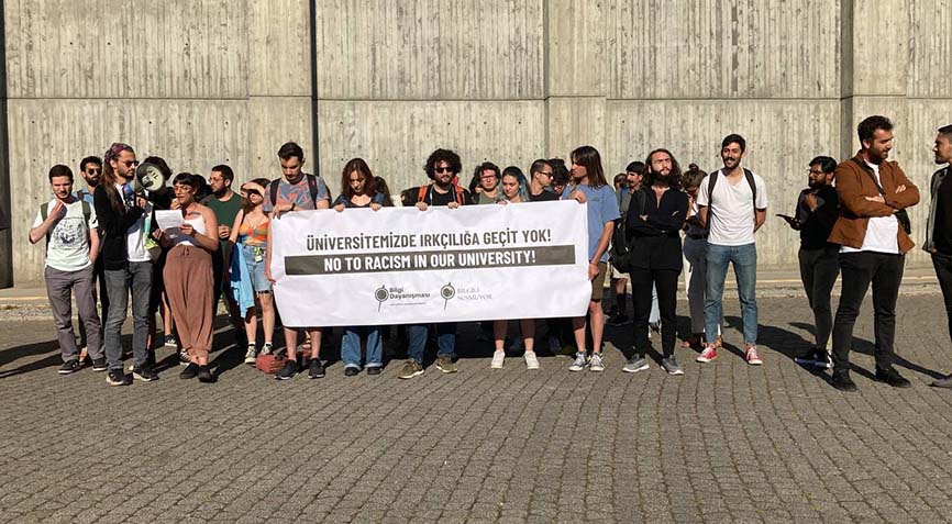 kizilbayraknet's tweet photo. Bilgi Üniversitesi’nde ırkçılığa geçit yok!

İstanbul Bilgi Üniversitesi öğrencileri ADK tarafından yapılması planlanan ve Ümit Özdağ'ın katılacağı panelin iptal edilmesi için eylem gerçekleştirdi.

https://t.co/eYuZkE4utD https://t.co/5p59DE9dzj