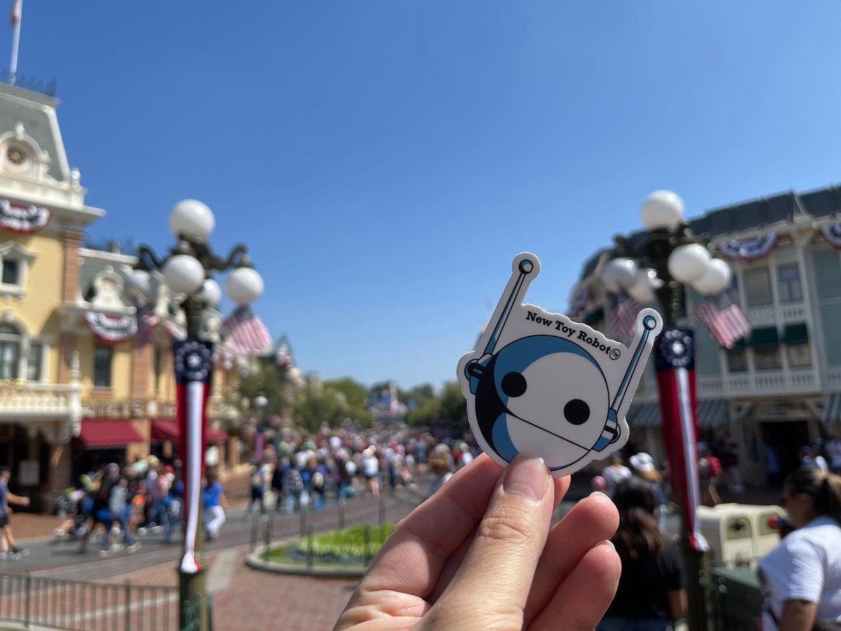 NewToyRobot's tweet image. Playing with the mouse! #disneyland #newtoyrobot