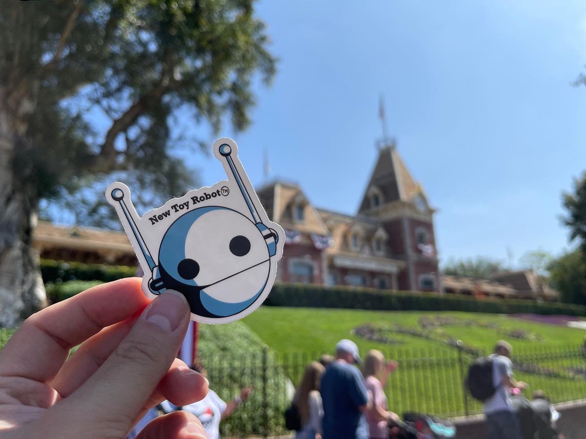 NewToyRobot's tweet image. Playing with the mouse! #disneyland #newtoyrobot