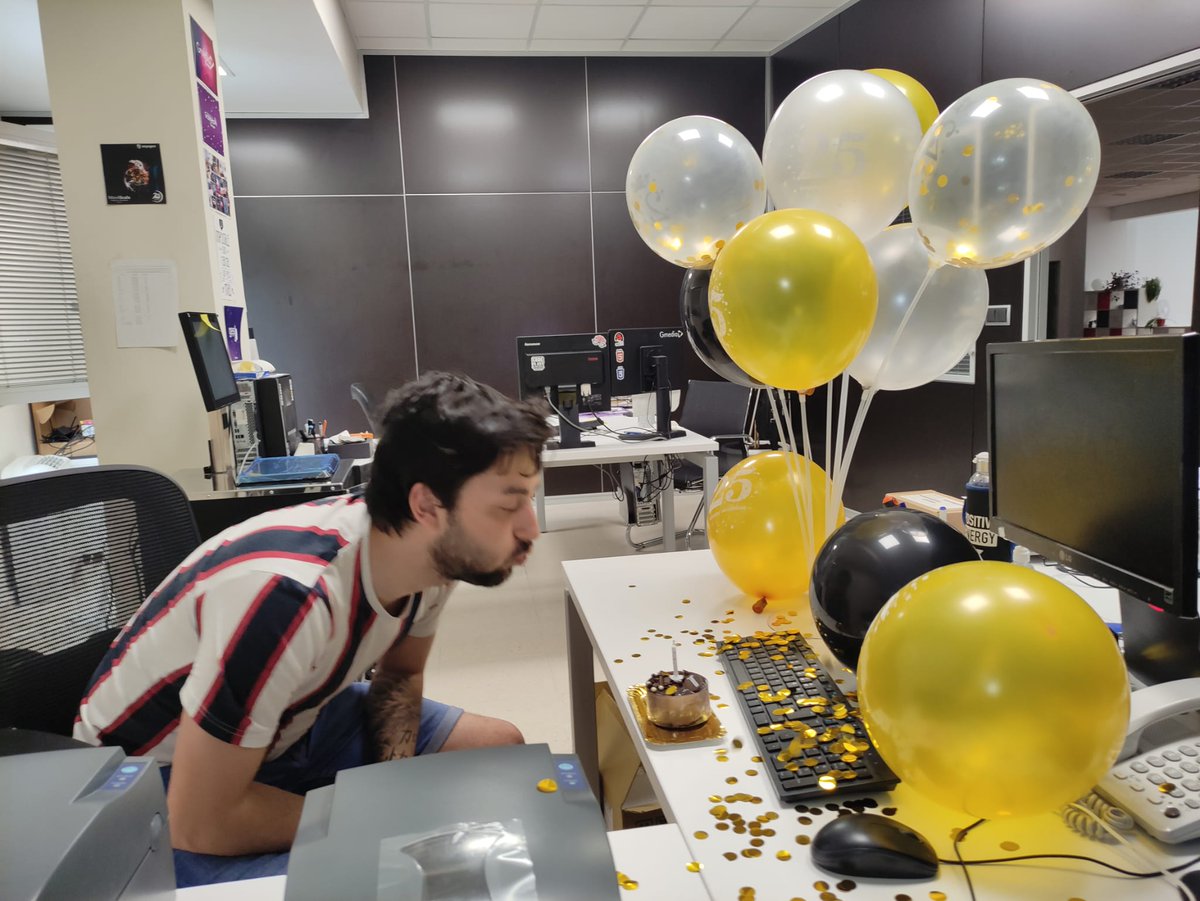 asysgon's tweet photo. Hoy el miembro más joven de la familia @asysgon cumple 25 primaveras. Muchísimas felicidades Crack. https://t.co/VfSfs9jqTh