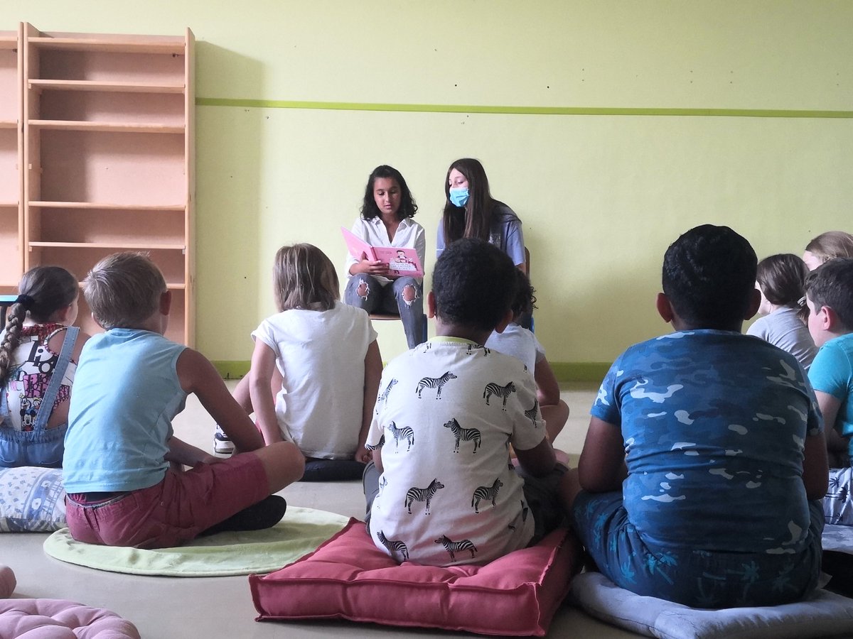 CollegeFroment's tweet photo. #lireetfairelire #aimerlire et #lire, c’est le projet ambitieux qu’ont porté les élèves de 6e3 avec leur professeure de français, Mme Darnis. Ils sont allés dans les écoles primaires et maternelles, lire des histoires aux enfants. @AcBordeaux https://t.co/dWu8ZHN0e9