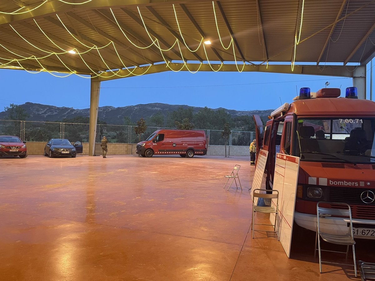 Seguint la situació operativa #IFCorberaEbre. Portem 250ha, pendents de què el vent i la temperatura afluixin i <a href="/bomberscat/">Bombers</a> puguin treballar en millors condicions. Quin orgull de gent, de companys, no hem cansaré mai de dir-ho 
<a href="/mossos/">Mossos</a> <a href="/emergenciescat/">Protecció civil</a> <a href="/semgencat/">SEM. Generalitat</a> <a href="/agentsruralscat/">Agents Rurals</a>