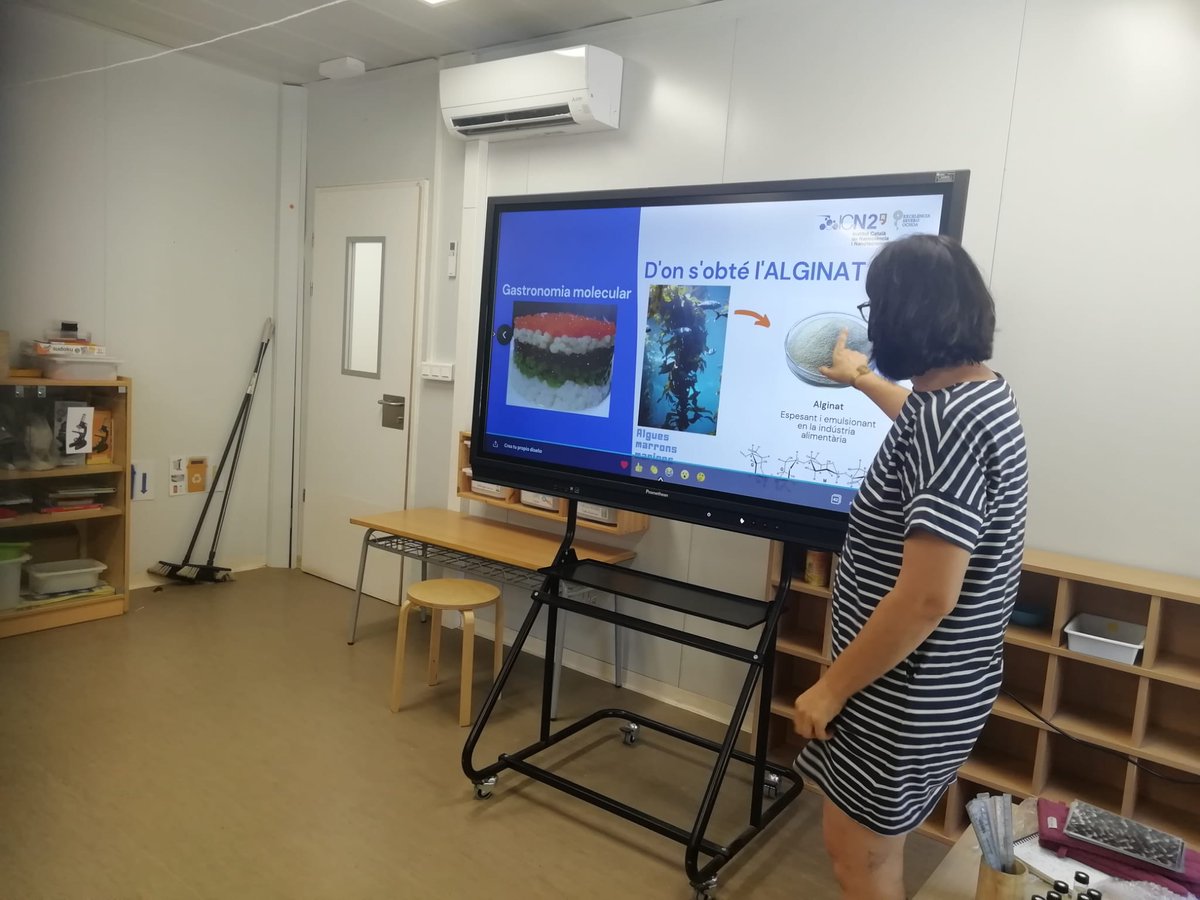 AfaLaMirada's tweet photo. Moltes gràcies Supramolecular NanoChemistry &amp; Materials @WeAreNanoUp i Institut Català de Nanociència i Nanotecnologia @icn2nano per endinsar-nos en la Nanociència i experimentar com a grans científiques en els canvis de fase dins de la 1a Set. de la Ciència a l’@esclamiradaSC https://t.co/7PJiGz1TA2