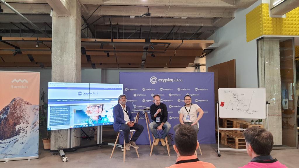 realfundtokens's tweet photo. 🤩 ¡Cómo estamos disfrutando de la #CryptoSummerWeek de @cryptoplaza_es!
💡 Ponencias y #networking en que aflora el inmenso talento de que goza el sector.
🤓 Con participación de Enrique Aznar moderando mesa redonda sobre el #Sandbox y de @josegarciacabal una sobre regulación. https://t.co/9PSCbvfOYY