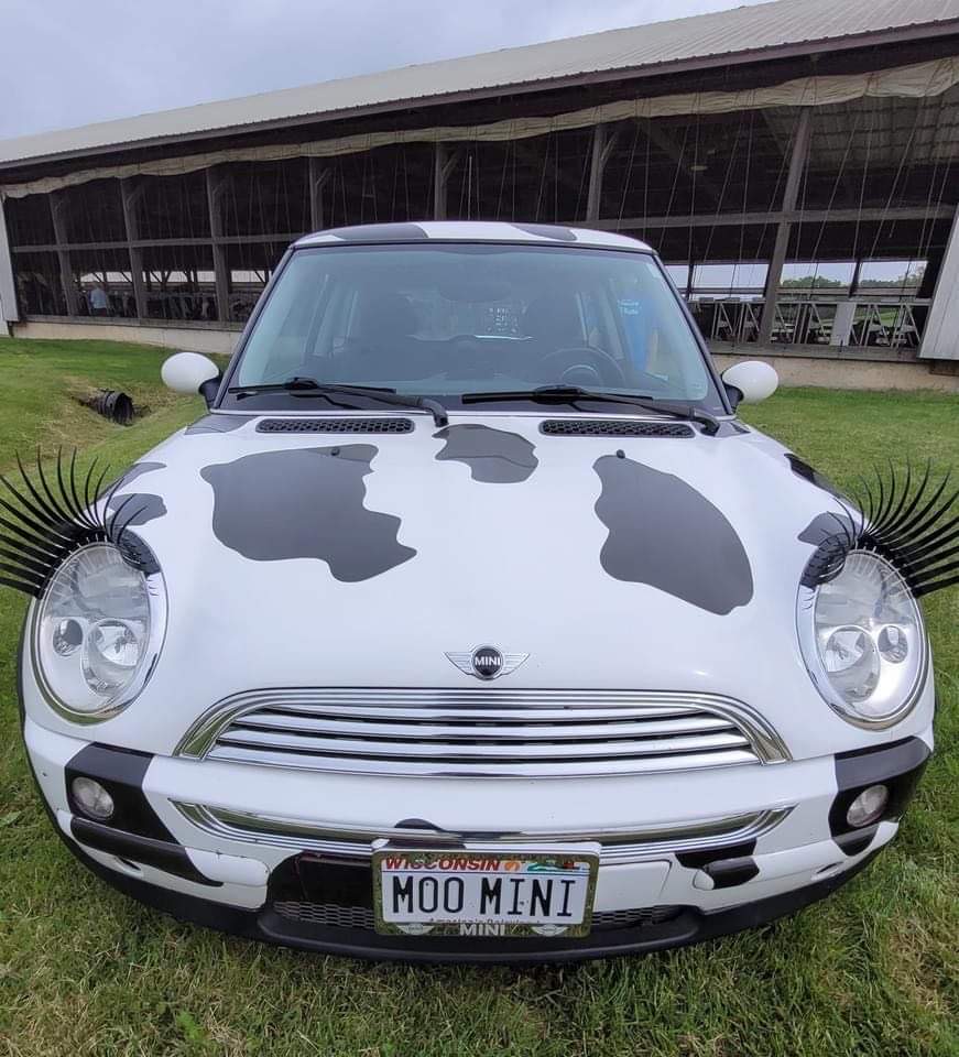 MOOvin' Mini's latest adventure was to the Sauk County Dairy Breakfast at Schyvinck's Hillside Haven in Reedsburg,WI. Mini was excited to see all the attendees who were interested in learning about the dairy industry while she posed for picture sat her first ever dairy breakfast!
