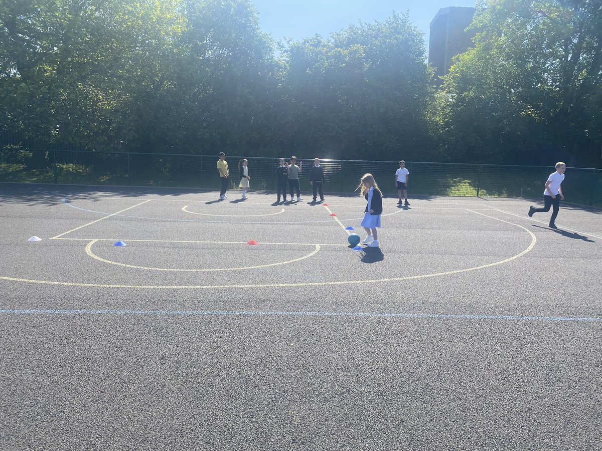 Ms_Lawson1's tweet photo. Thank you very much to the Eastbank Football Team for our lessons today! We have lots of fun ⚽️ 🥅 #TEAM @EastbankPri #HealthWeek https://t.co/54amGQFc2X