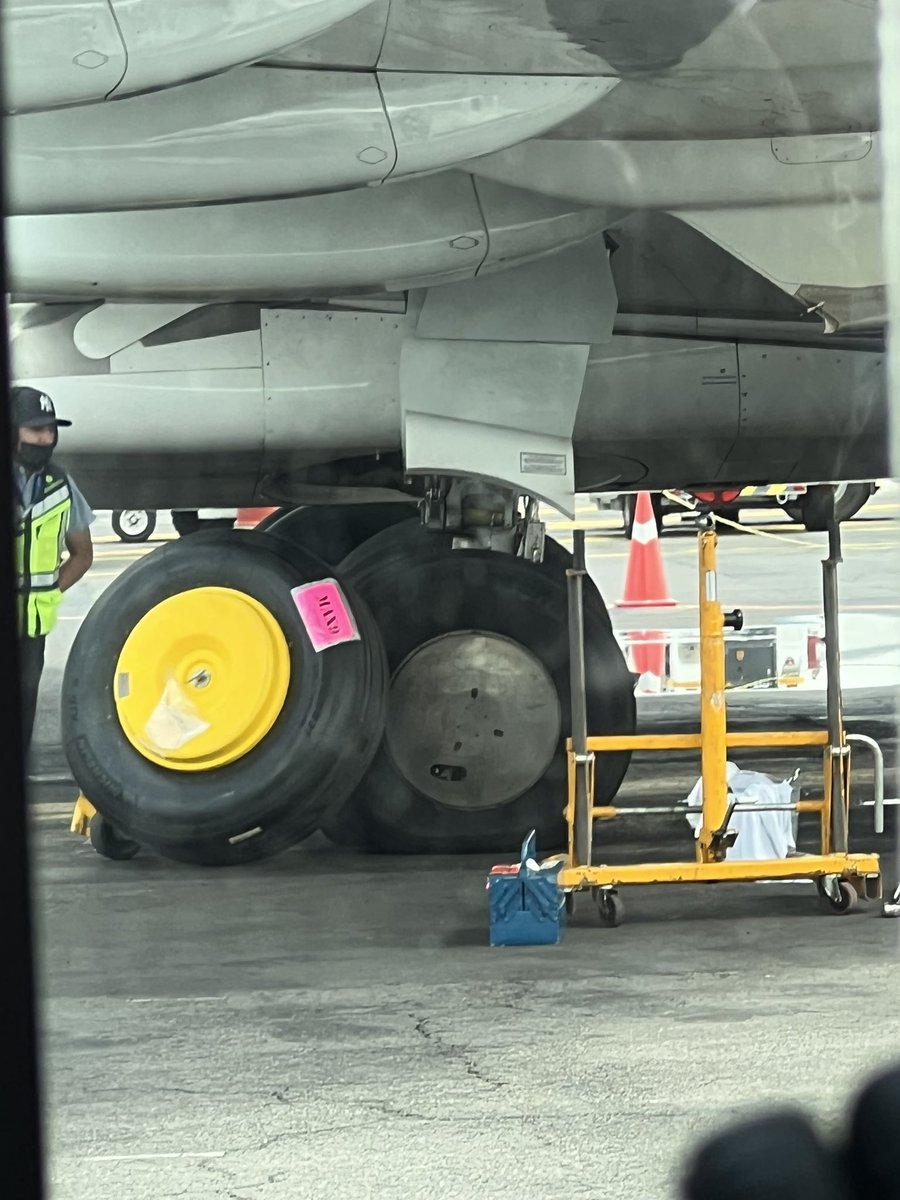 sarechii's tweet photo. @Aeromexico vuelo a mty 912. Salía 8:50 am y seguimos aquí. Regresamos por fallas en los flaps y aterrizaje riesgoso. 6 horas y sin darnos nada. Exigimos ayuda @Profeco https://t.co/zLMMVGECZa