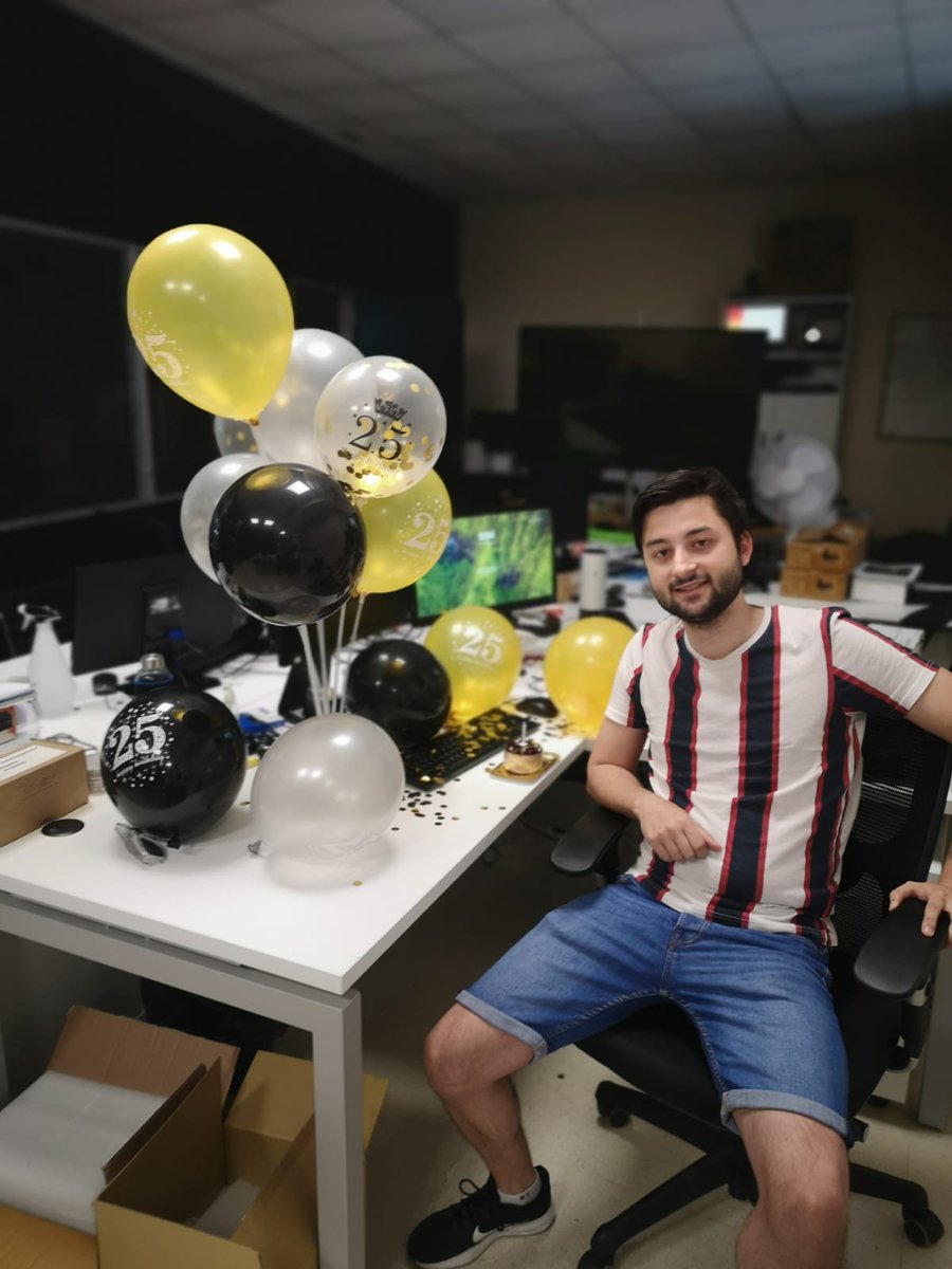 asysgon's tweet photo. Hoy el miembro más joven de la familia @asysgon cumple 25 primaveras. Muchísimas felicidades Crack. https://t.co/VfSfs9jqTh