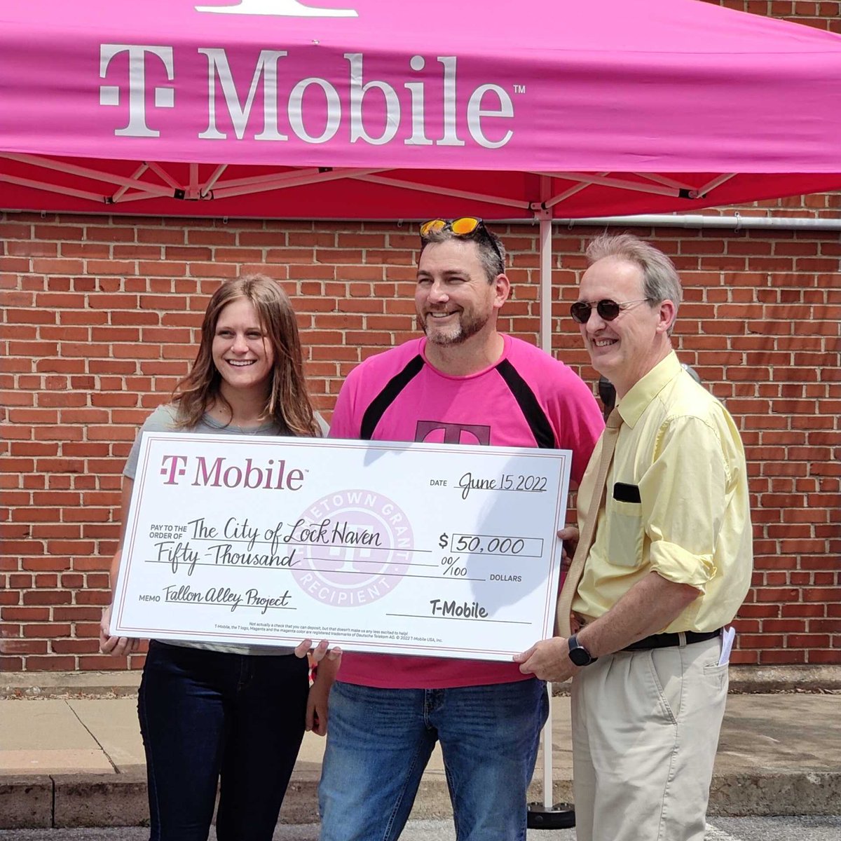 #CityofLockHaven needed funding to turn #FallonAlly into an area where the community can gather🏙️, and @TMobile answered with $50K #HometownGrants 💸💰. So proud to be part of this project, and thanks to #FrozenThunder for making today extra cool!🍦.