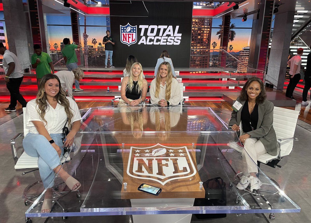 Katelynhoward04's tweet photo. shoutout @nflnetwork for the awesome tour #laexperience https://t.co/CAoQqE7I20