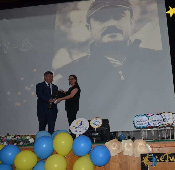 🏆Mersin #eTwinning Kalite Etiketi ve Okul Levhaları Takdim Törenlerinde 
4️⃣. durağımız 👇

📍MUT

🏆Kalite Etiketi alan okul yöneticilerimizi ve öğretmenlerimizi tebrik ederiz.👏

<a href="/mebyegitek/">Yenilik ve Eğitim Teknolojileri Genel Müdürlüğü</a> <a href="/tretwinning/">eTwinning Türkiye</a> <a href="/ahpehlivan53/">Ali Hamza Pehlivan</a> <a href="/AdemKoca46/">Adem Koca</a> <a href="/batuhan__bingol/">Batuhan Bingöl</a> <a href="/MersinMEM/">Mersin İl Millî Eğitim Müdürlüğü</a> <a href="/mut_mem/">Mut İlçe MEM</a>