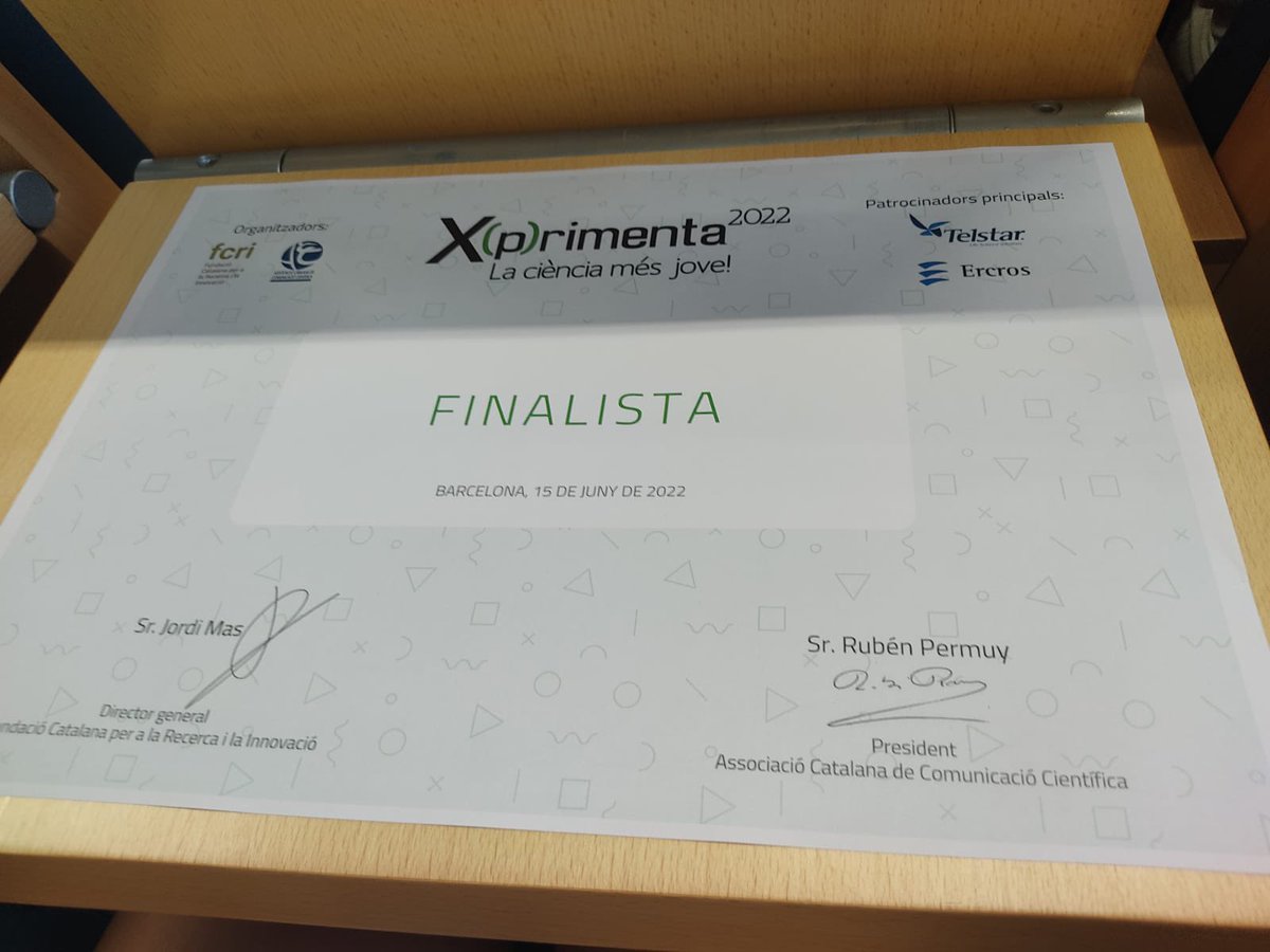 EscolaFlix's tweet photo. Moltes felicitats a les cinc alumnes de cinquè que han quedat finalistes en el concurs de vídeos x(p)rimenta de la @fundaciorecerca @ACCC_ 
Bona feina! 🙌🏼
#STEAM #PeriodismeDigital #CloretTV #Ambients #Ciències #Experiments https://t.co/Y6702tFh5q