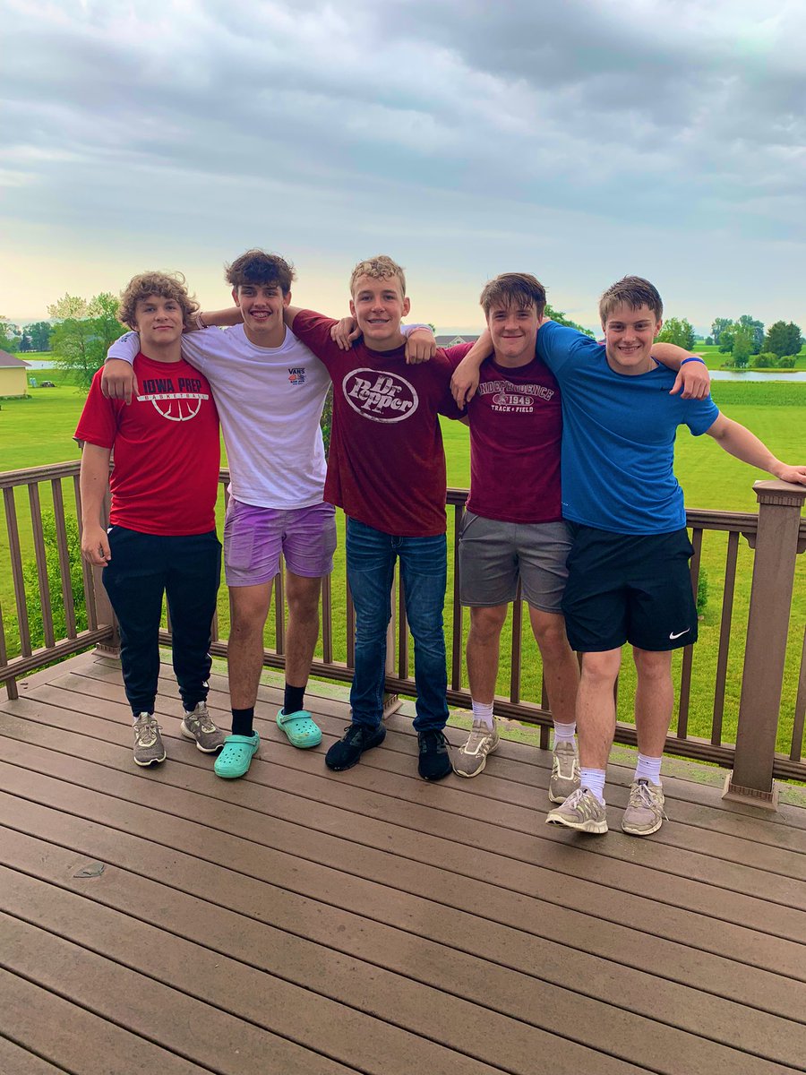 HUGE shoutout to the “Sophomore Moving Crew” for all the help they provided the #PinkFam today‼️💪

GREAT group of young men 🤝

#LEADERCULTURE