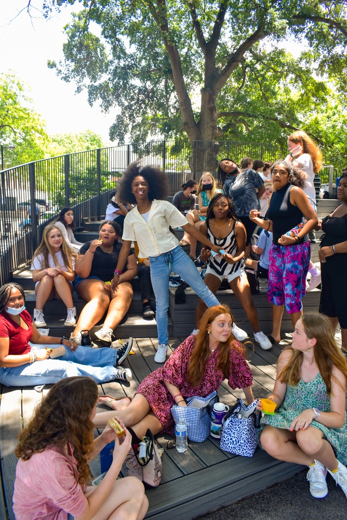 Congrats to our neighborhood besties on finishing up another school year strong! 💪 We’ve enjoyed our daily after school hangs in the Square, and we’re already hyped for next year 😄 Nothin’ beats those after class burger vibes (but summer picnic vibes run a close 2nd 😉)
