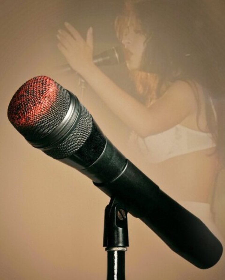 juanmasmeh's tweet photo. exhibirlo en el museo🏛 esa mancha de labial tiene 25 años y se ve como si fuera reciente 💋trabajadores afirman que por las noches el espíritu de selena se aparece y se escucha en voz baja: "PETRO PRESIDENTE".

comparte o tendrás 4 años de mala suerte https://t.co/cLXgRvnNTa