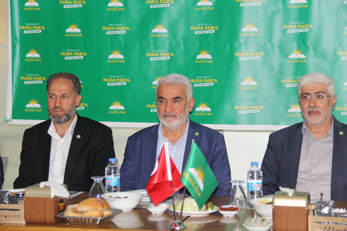 Genel Başkanımız Sayın Zekeriya Yapıcıoğlu, Erzincan programları kapsamında STK temsilcileri, kanaat önderleri ve basın mensuplarıyla bir araya geldi. Genel Başkanımız programda basın mensuplarının gündeme ilişkin sordukları soruları cevapladı.