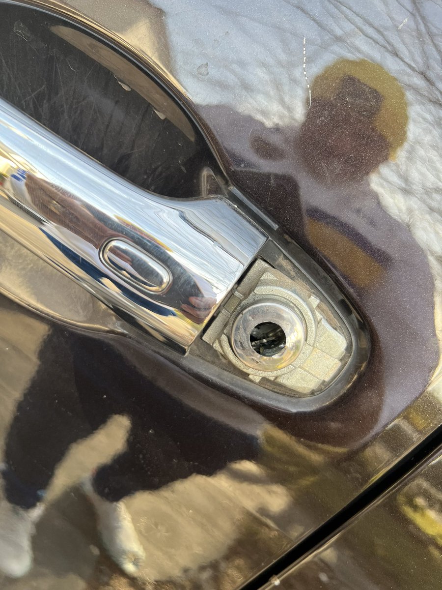 omisuarez's tweet photo. #TeneCuidado si dejas tu Auto en #DistritoArcos Shoping , te lo pueden robar !!! Dejan uno y se llevan el tuyo O te lo vacían …yo zafe !!! https://t.co/leZh4JgHe9