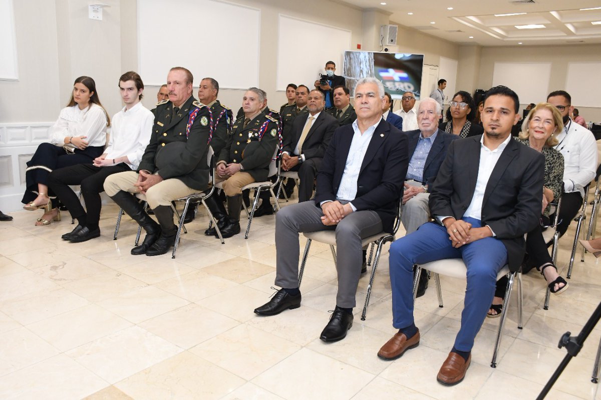 📜El presidente del Senado, <a href="/EduardoEstrella/">Eduardo Estrella</a>, encabezó el acto de entrega de reconocimiento póstumo al GB Kalil Haché Malkún por ser propulsor del deporte nacional, quien se caracterizó por su disciplina y habilidades en la caballería. Proponentes: <a href="/leninvaldezl/">Lenin Valdez</a> y <a href="/ginette_bj/">Ginette Bournigal</a>.