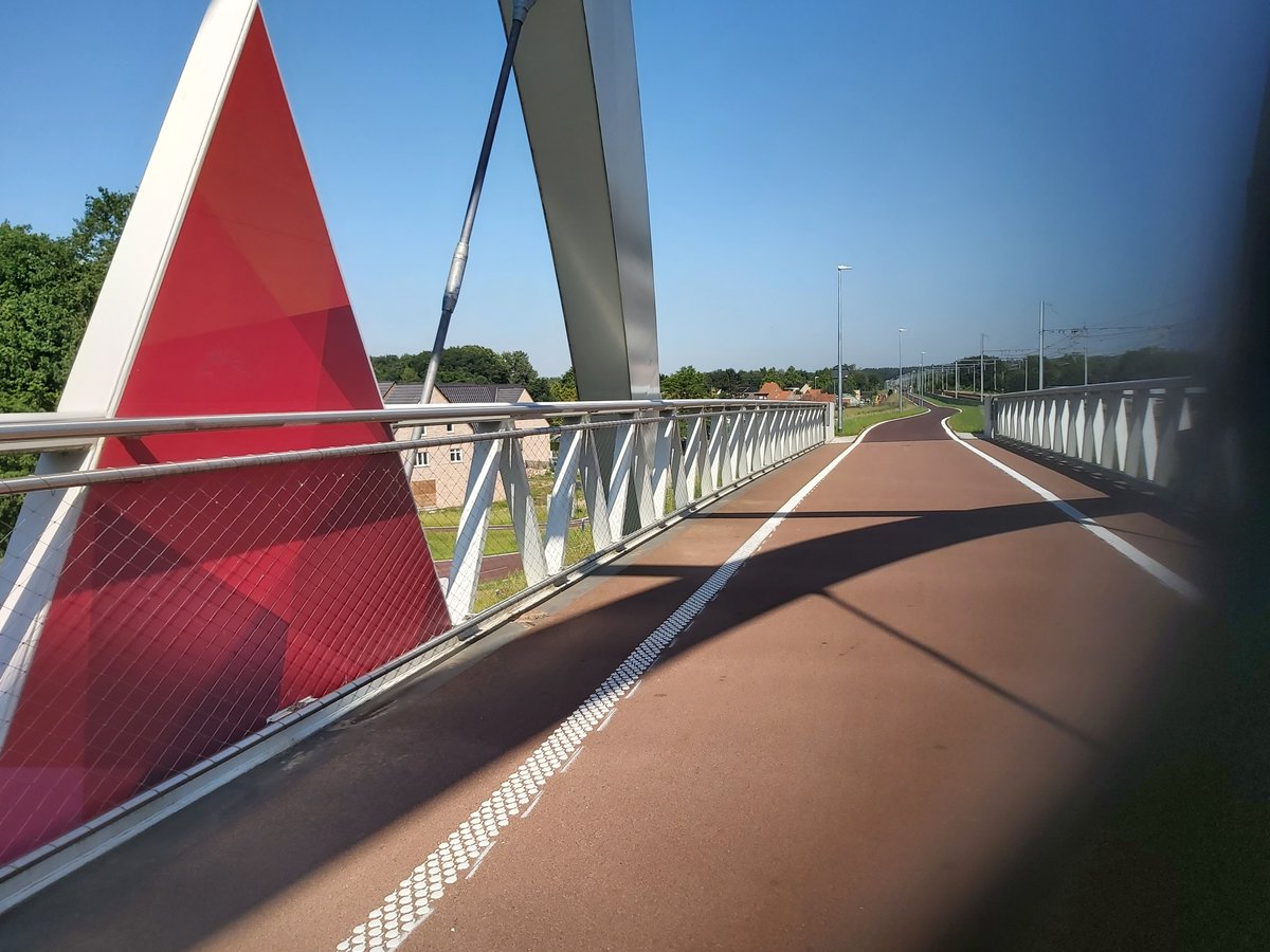 ChrisBrouwers1's tweet photo. Gloednieuwe deel van #fietsostrade #F105 van @stadherentals tot @gemeenteOlen is officieel geopend en bolt ronduit fan-tas-tisch. Dank &amp; 👏👏 aan het team #Mobiliteit @prov_antwerpen van @Tina_Caers voor deze luxe-uitvoering. #fiets #fietssnelweg #AntwerpenFietsprovincie #Nete https://t.co/bw9QyyR4Wg