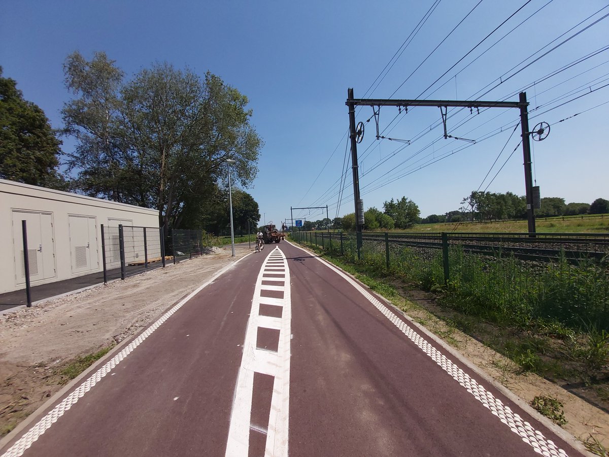 ChrisBrouwers1's tweet photo. Gloednieuwe deel van #fietsostrade #F105 van @stadherentals tot @gemeenteOlen is officieel geopend en bolt ronduit fan-tas-tisch. Dank &amp; 👏👏 aan het team #Mobiliteit @prov_antwerpen van @Tina_Caers voor deze luxe-uitvoering. #fiets #fietssnelweg #AntwerpenFietsprovincie #Nete https://t.co/bw9QyyR4Wg