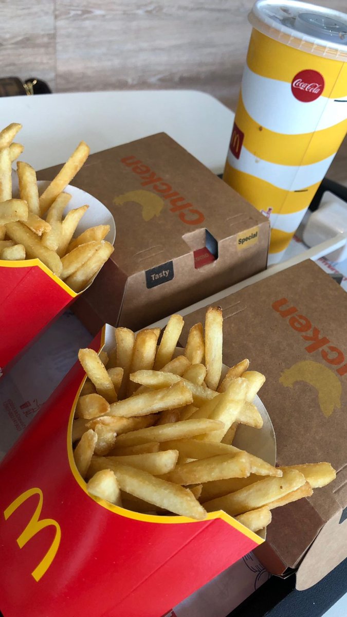 smithbelle284's tweet photo. Burger with my bestfriend 🥰 #burger #mcdonalds #eating https://t.co/8T5lYPtY40