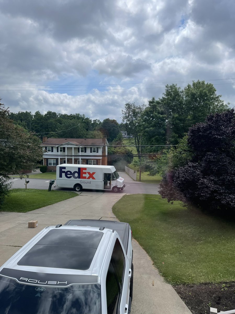 _jesssdoit's tweet photo. @FedEx @FedExHelp 
“Left at garage door” ?? 
More like left in the middle of my damn driveway. Y’all need to do better. My @UPS driver puts every package on our doorstep and rings the doorbell. https://t.co/3WfIzgMgVd