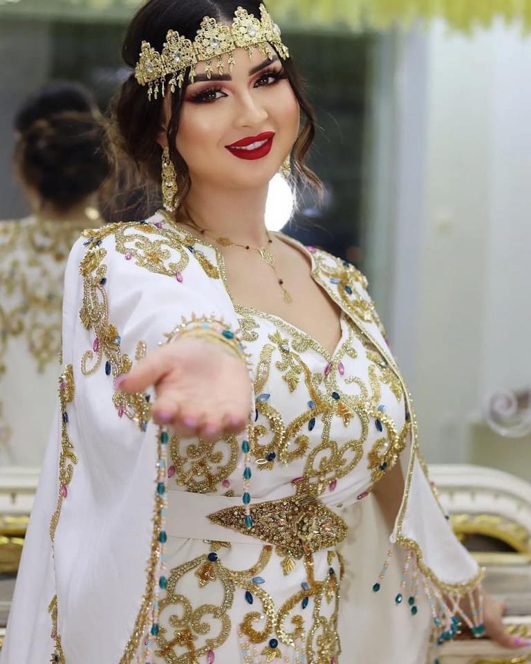 s_continent's tweet photo. Algerian traditional dress: Algerian badroun 

 and  Algerian jewelry placed on the forehead💕🇩🇿

البدرون الجزائري 🇩🇿💕و الحلي الجزائري : الجبين 💕🇩🇿

#Welcome_to_Algeria🇩🇿♥️
#Oran_in_the_heart ♥️
#مرحبا_بكم_في_الجزائر 
#وهران_في_القلب ♥️ https://t.co/f7m3z9uByZ