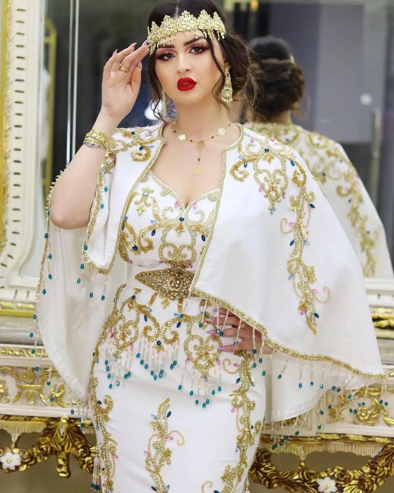 s_continent's tweet photo. Algerian traditional dress: Algerian badroun 

 and  Algerian jewelry placed on the forehead💕🇩🇿

البدرون الجزائري 🇩🇿💕و الحلي الجزائري : الجبين 💕🇩🇿

#Welcome_to_Algeria🇩🇿♥️
#Oran_in_the_heart ♥️
#مرحبا_بكم_في_الجزائر 
#وهران_في_القلب ♥️ https://t.co/f7m3z9uByZ