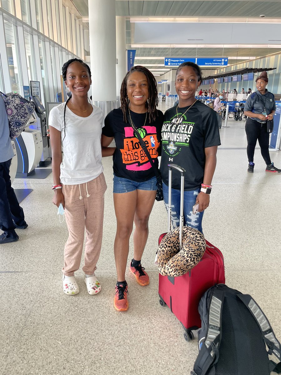 Eugene Bound! Just dropped my ladies off with their Coach at the airport. Have fun and enjoy! ✈️🏃🏽‍♀️🏃🏽‍♀️ 
#nikeoutdoornationals