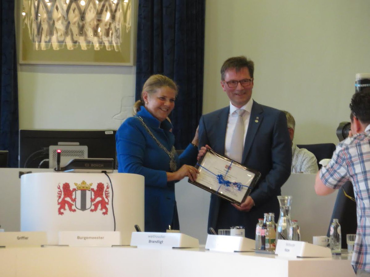 Overdonderd dat ik bij mijn afscheid als wethouder de Gemeentepenning van Delft heb gekregen! Na 10 jaar ben ik nu weer gewoon inwoner en wens ik het nieuwe college veel succes!