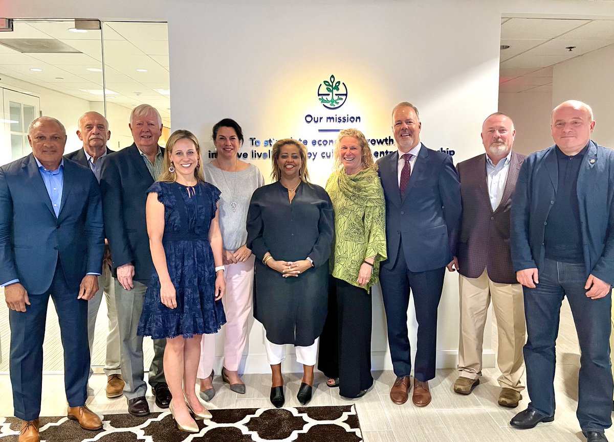 EleniGabre's tweet photo. We wrap up our @CNFA board mtg in @WashDC, highly distinguished group: 2 fmr US Secretaries @USDA, fmr Congressman, fmr Minister of Agric of Republic of Georgia, US Midwest farmers, senior corporate execs & a 3-star US General! Learned a lot! #agdev #innovation https://t.co/nCoCl7icKN