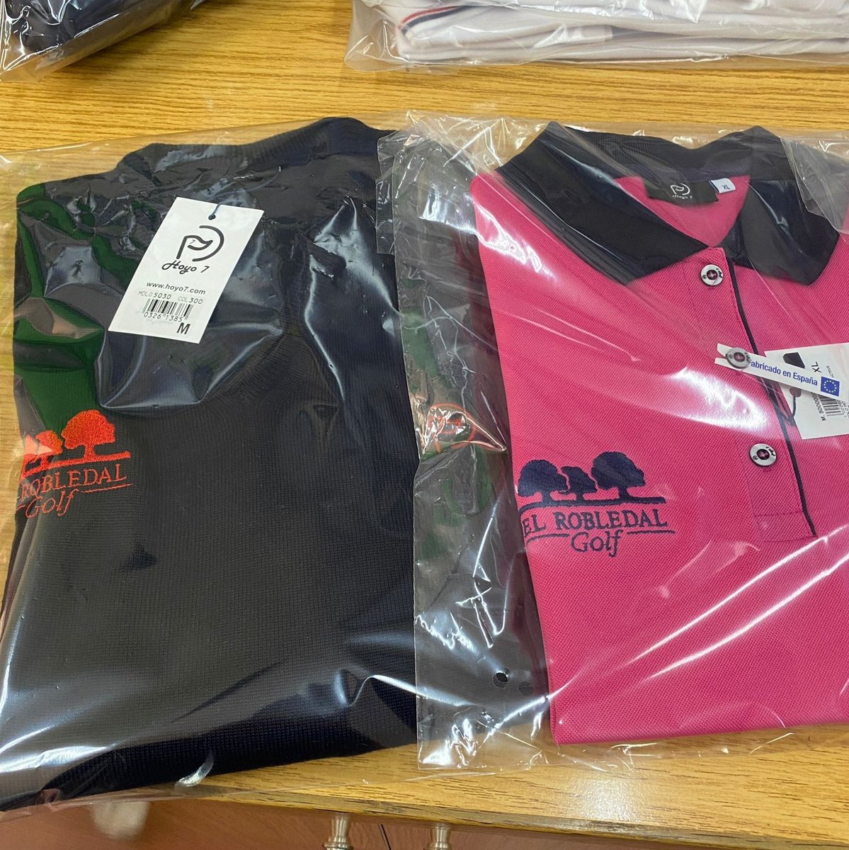 hoyo_7's tweet photo. Muchas gracias a @elrobledalgolf por volver a confiar en nosotros.
#pologolf #polotecnico #chalecoacolchado #ropacorporativa #equipaciones #personalizaciondeprendas #personalizaciondeprendastextiles https://t.co/wO8RJgPK7I