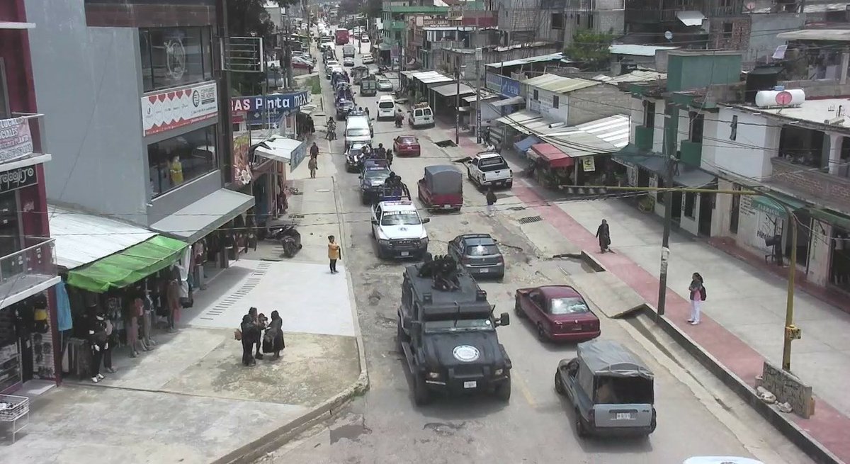 y_dpm's tweet photo. Elementos del Grupo Interinstitucional, conformados por @GN_MEXICO_, @SEDENAmx, @SSyPC_Chiapas y Policía Municipal de San Cristóbal de Las Casas continúan realizando patrullajes de seguridad y vigilancia en Mercado de Zona Norte y colonias aledañas, donde se reporta tranquilidad https://t.co/9c4wAlFACw