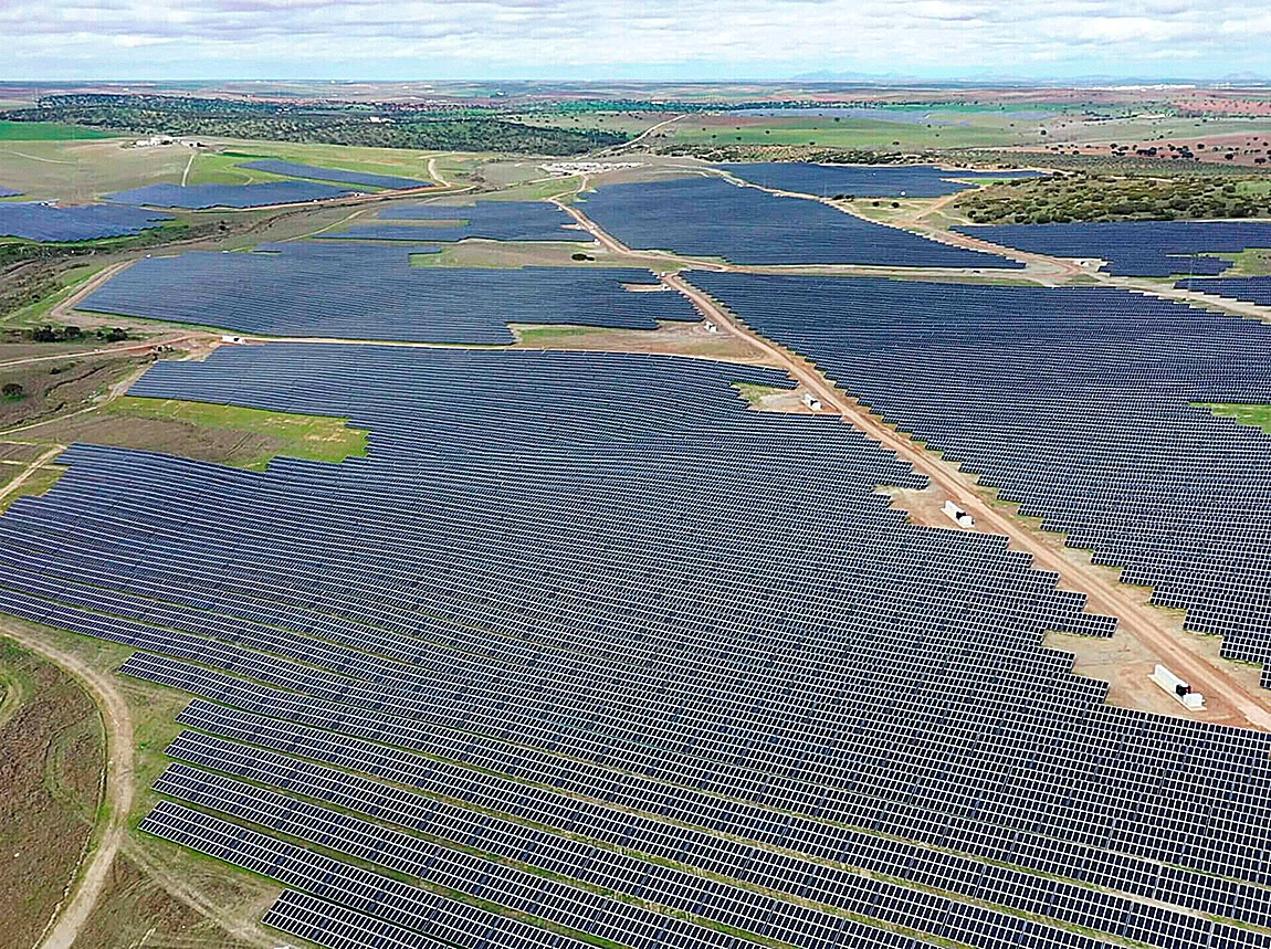 Hoy una sentencia ha obligado a Iberdrola a desmantelar la fotovoltaica más grande de Europa, en Badajoz. Los terrenos fueron expropiados de manera ilegal afectando una zona de acuíferos y yacimientos arqueológicos protegidos. No verán nada en TV. Tiene comprados a los medios.