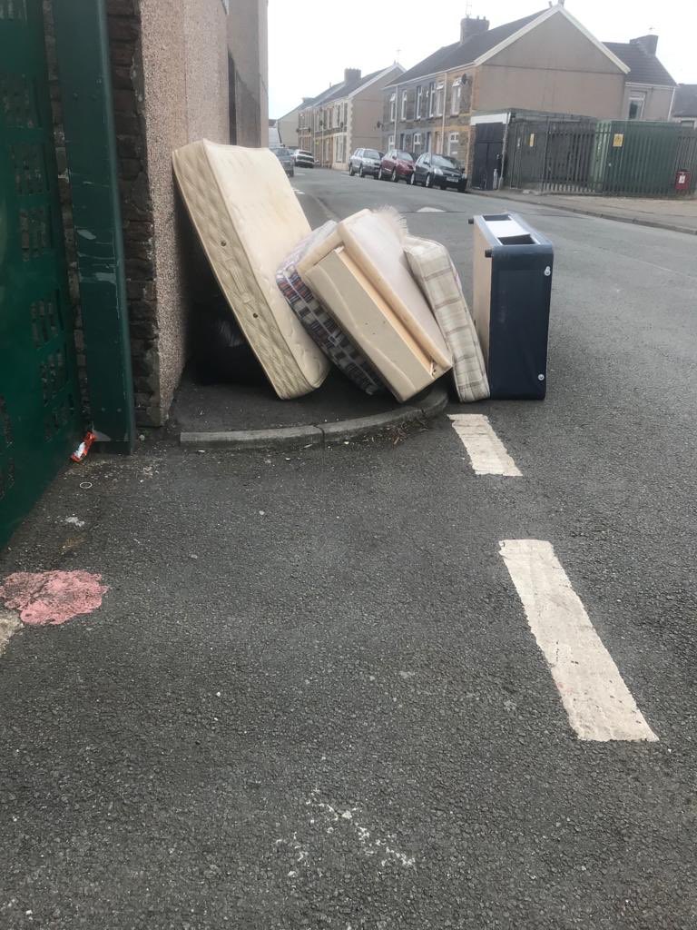 hmppswales's tweet photo. FlyTip cleared in Fairfield Port Talbot Today @NPTCouncil @kathyatkwt @KeepPTTidy 
#CommunityPaybackWorks 
#HelpingTheCommunity
#ThIsIsNotASoftSentence
#GreatPartnershipProject https://t.co/CJqRTY60JU