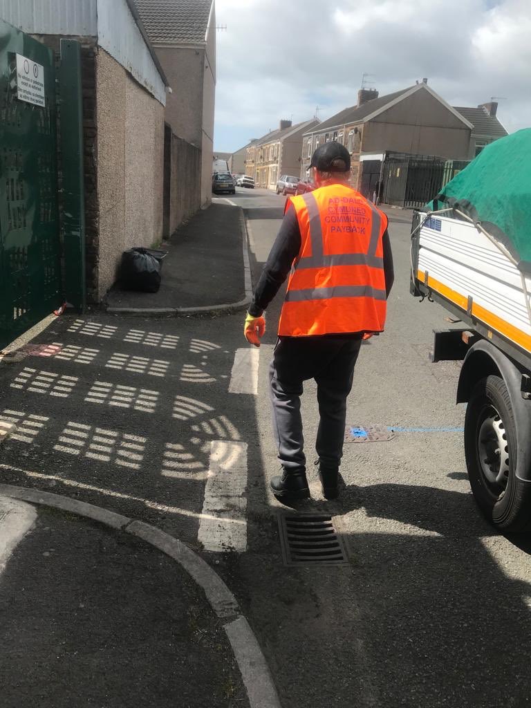 hmppswales's tweet photo. FlyTip cleared in Fairfield Port Talbot Today @NPTCouncil @kathyatkwt @KeepPTTidy 
#CommunityPaybackWorks 
#HelpingTheCommunity
#ThIsIsNotASoftSentence
#GreatPartnershipProject https://t.co/CJqRTY60JU