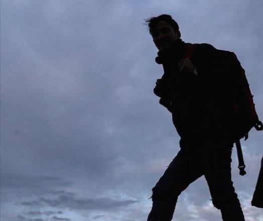 Abdullah85shafi's tweet photo. .
ودي أسافر.... بس مدري على وين! 
أبطيت وشناط السفر فوق متني....

حيرة زمن.... فيه اختلال الموازين
أبكي من الي كانت مضحكتني! 

غابت.. ولا غابت عن القلب والعين
حسبي على من  بالسهر  وكلتني

أعزفت على أوتار الوجع كم لي سنين
ما فاد عزفي........... والسعاده نفتني !!
. https://t.co/2xzCBG1pPy