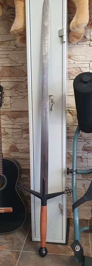 Triafis1's tweet photo. A claymore reproduction from Hanwei. As always looks are on the good quality side, pommel is pinned (which is way better than generic weld).
Not really a durable cutter, but should endure few swings.
#hanwei #swords https://t.co/sbY8J8JFO7