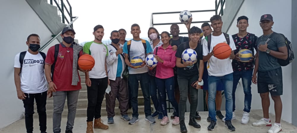 #Hoy por mediación de la <a href="/UNEY_FCU/">Fcuuney</a> se logró de parte del camarada <a href="/JoseMAlcalde/">Jose Jhonatan Mujica</a> alcalde de <a href="/alcaldia_indepe/">Alcaldía Independencia / Yaracuy / Venezuela</a> una donación de material deportivo valioso para estudiantes y deportistas de <a href="/cdeldeporteuney/">CsdelDeporteUNEY</a> de la <a href="/uney_oficial/">UNEY</a>. Adelante! @jesusmyara <a href="/corsan_lucha/">Colcortd</a>