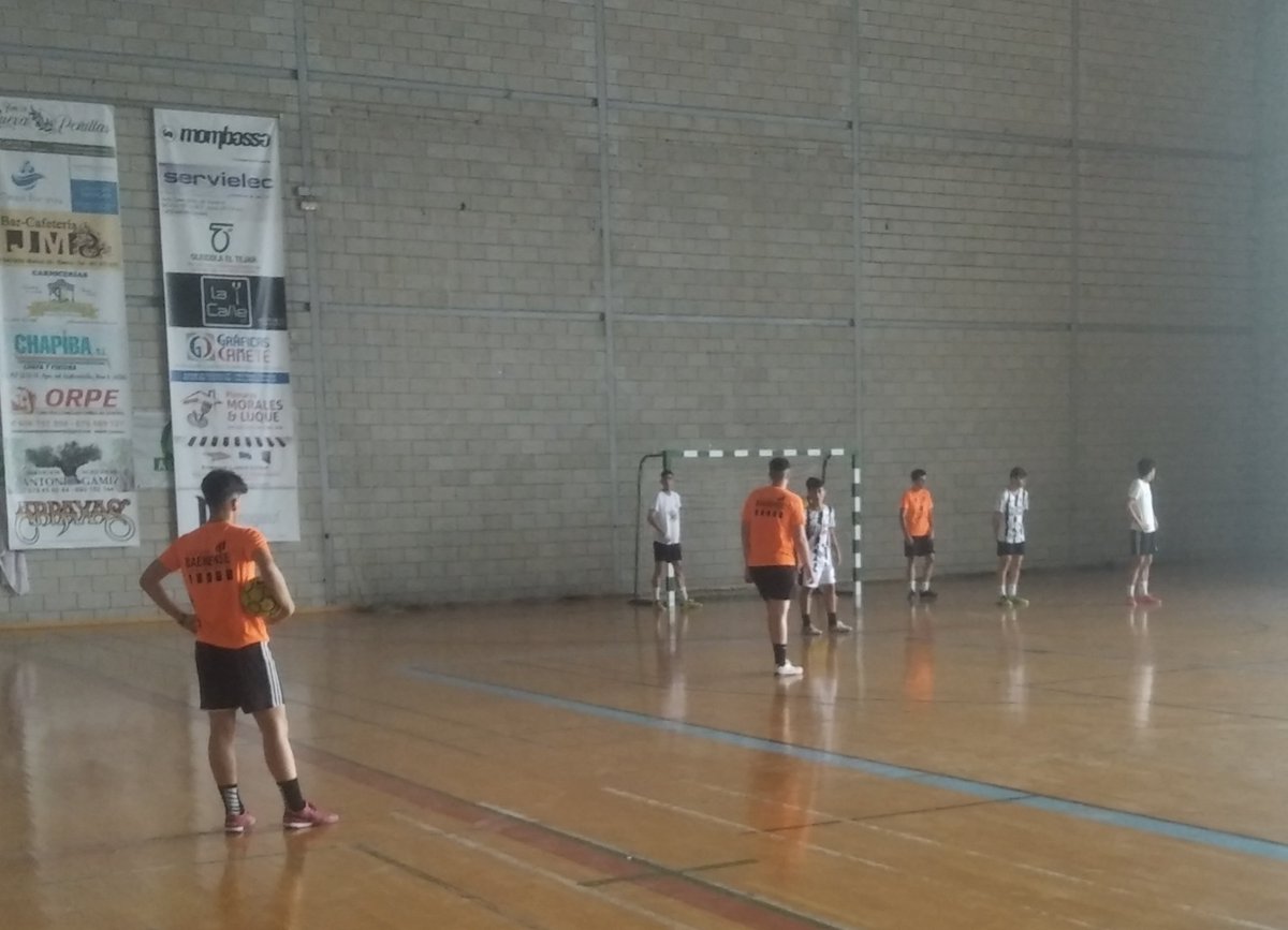 Arrancamos... 🎊🎉

Hoy ha tenido lugar la primera toma de contacto de nuestros juveniles y cadetes de cara al Torneo TapiaCup que se celebrará el próximo mes de Julio.

Ya mismo comenzaremos con las captaciones para ir perfilando nuestros equipos. Atentos a nuestras redes.