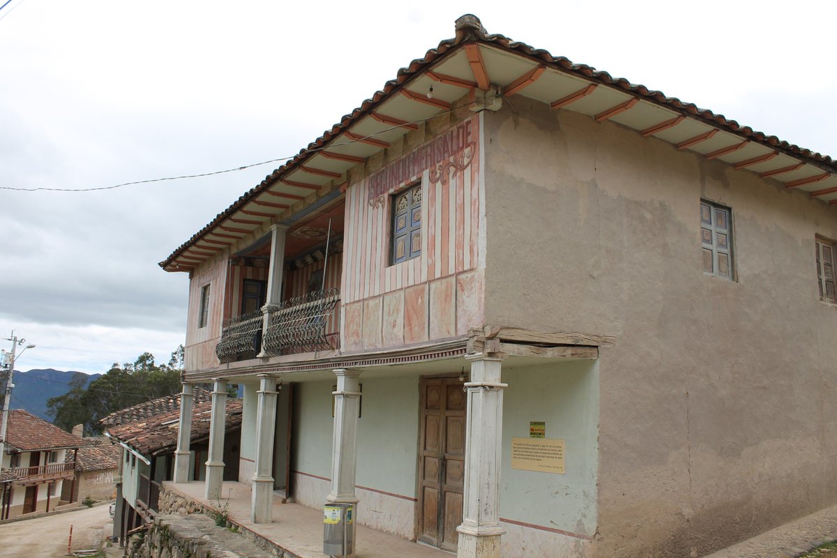 Zabethma's tweet photo. "La Bella de París" así es llamada esta casa patrimonial en Oña provincia del Azuay. Hay una réplica en miniatura hecha a mano de esta casa. Tengo lindos recuerdos de este lugar.
#Descubre #Oña #Azuay #Ecuador https://t.co/V3fPPMfzqN