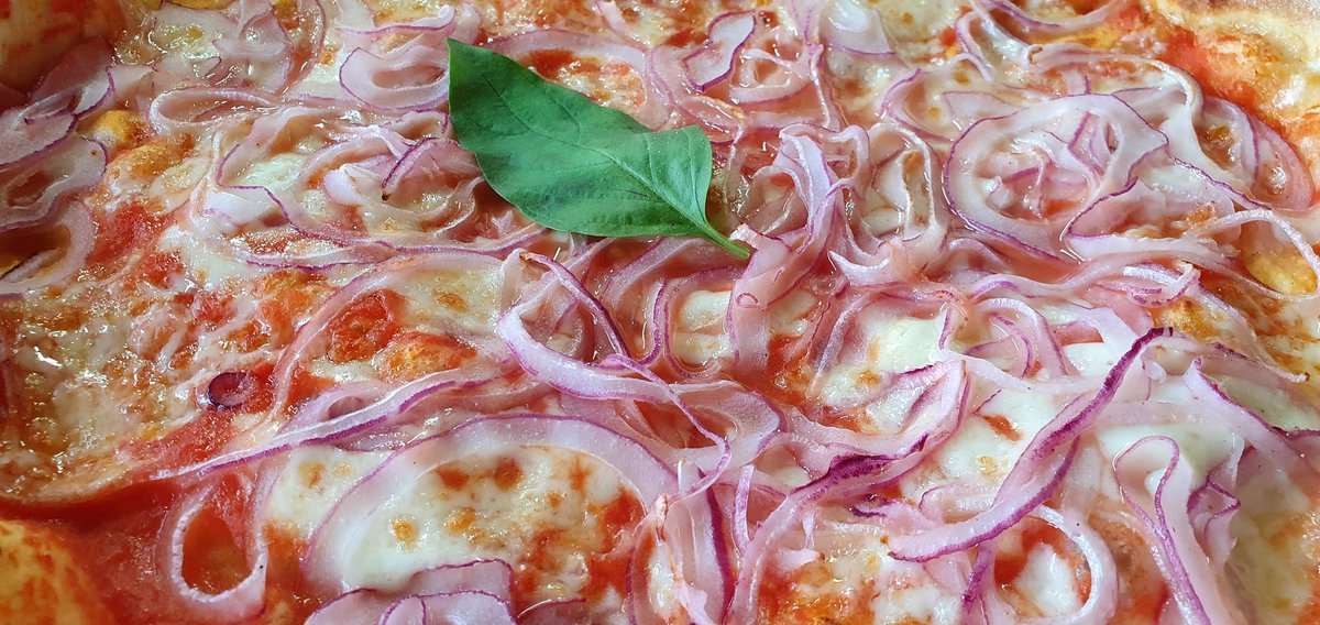 hotelDamanse's tweet photo. #Pizza alla #cipollarossadiTropea cotta nel forno a legna.🔥🍕 #pizzatime #pizzalovers #Pizzeria #pizzapic #Tropea #Cipollarossa #Calabria #Italy 🇮🇹 https://t.co/A4l8uAXxlY