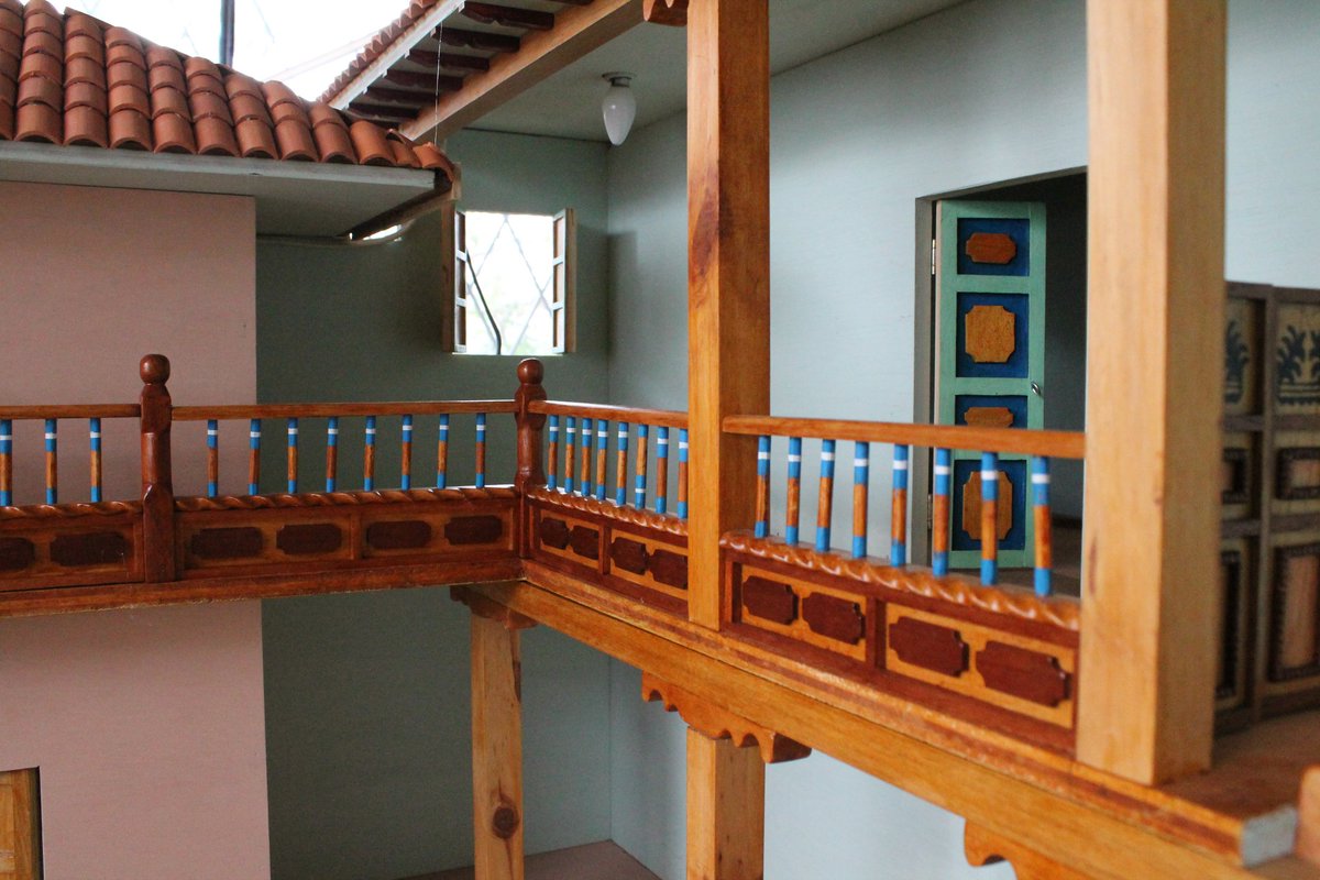 Zabethma's tweet photo. "La Bella de París" así es llamada esta casa patrimonial en Oña provincia del Azuay. Hay una réplica en miniatura hecha a mano de esta casa. Tengo lindos recuerdos de este lugar.
#Descubre #Oña #Azuay #Ecuador https://t.co/V3fPPMfzqN