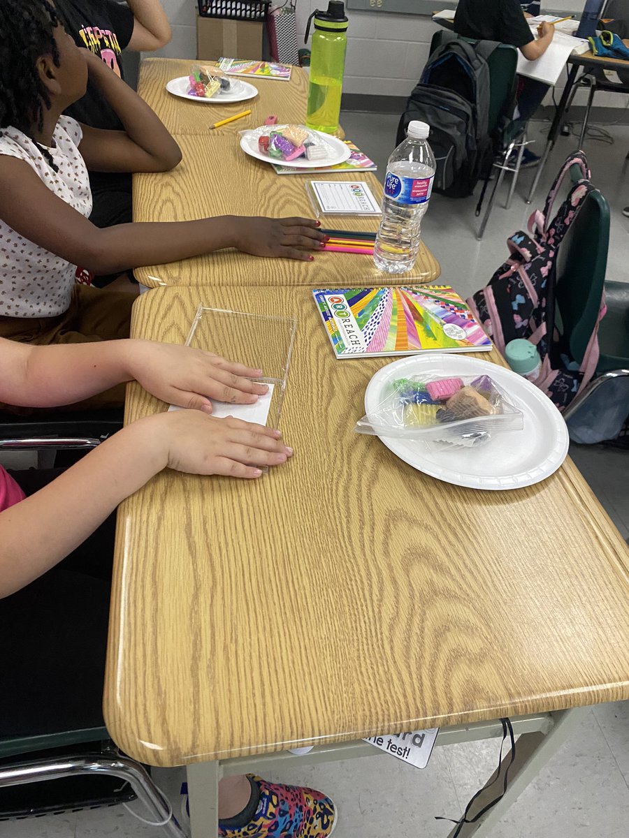 penheiro3's tweet photo. What a great morning with @VisualArtsMiss artreach program.  They loved it! @FCT_DPCDSB https://t.co/5tVlBgkC8a