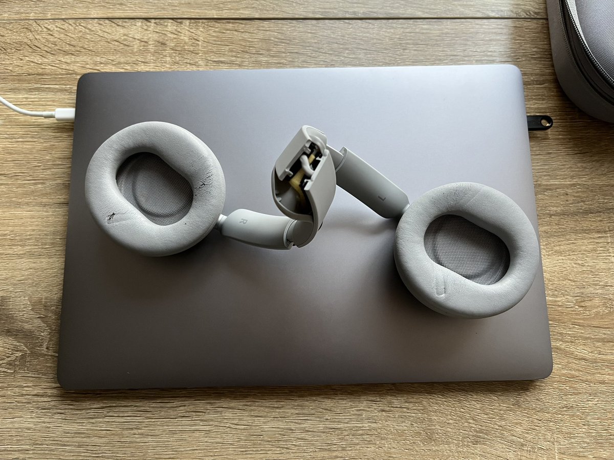 _sding's tweet photo. After a day of meetings, I just realized that using the surface headphone I got from a Microsoft internship to work for Amazon is an idea that’s doomed to backfire. https://t.co/OrOxIEVOa1